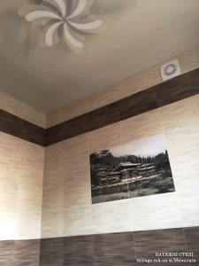 Лаковый натяжной потолок в ванной