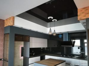Коричневый натяжной потолок на кухне.