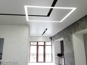 Белый матовый потолок в коридоре со световыми линиями