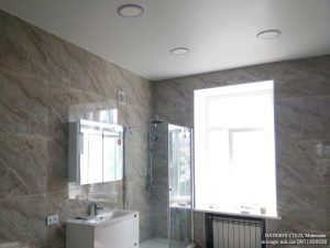 Белый сатиновый натяжной потолок в ванной