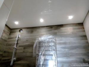Белый глянцевый натяжной потолок в ванной