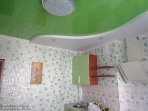 Зелёный натяжной потолок на кухне.
