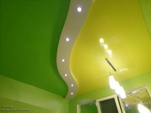Жёлто-зелёный натяжной потолок на кухне.