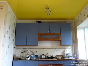 Жёлтый натяжной потолок на кухне.