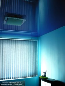 Синий лаковый натяжной потолок