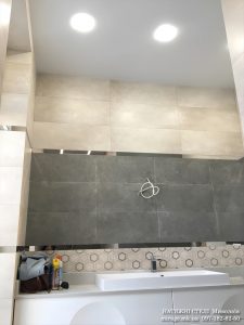 Белый матовый натяжной потолок в ванной