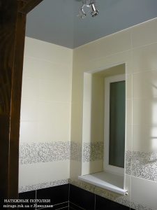 Серый натяжной потолок в ванной