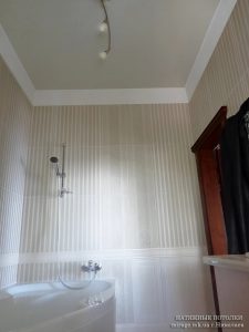 Светло-оливковый глянцевый натяжной потолок в ванной