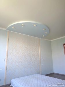 Двухуровневый натяжной потолок в спальне