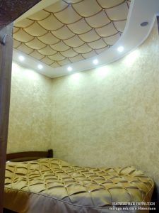 Декоративный натяжной потолок в спальне