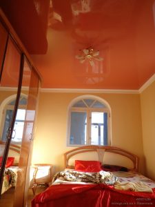 Лаковый натяжной потолок в спальне