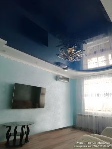 Синий лаковый натяжной потолок в зале