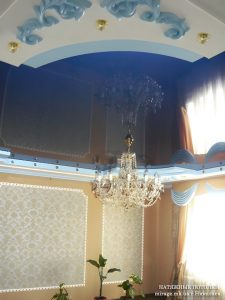 Синий лаковый натяжной потолок в зале