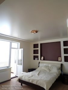Сатиновый натяжной потолок в спальне