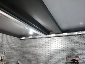 Матовый серебряный потолок в кафе в стиле Лофт