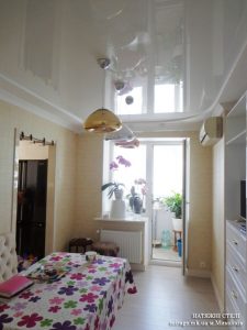 Белый глянцевый натяжной потолок на кухне