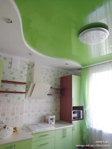 Зелёный натяжной потолок на кухне.