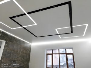 Парящий белый сатиновый натяжной потолок.
