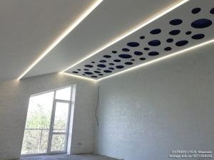 Парящий белый матовый натяжной потолок.