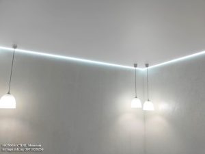 Парящий белый матовый натяжной потолок.