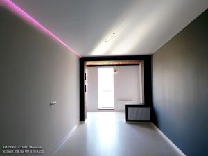 Парящий белый сатиновый натяжной потолок.