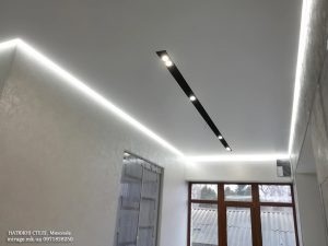 Парящий белый матовый натяжной потолок.