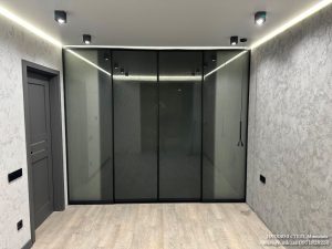 Парящий белый матовый натяжной потолок.
